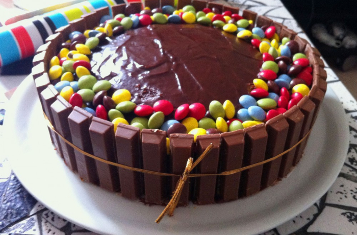 Gâteau au chocolat kitkat & smarties